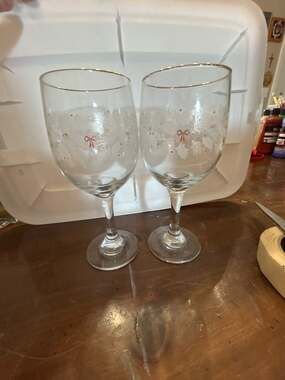 Vintage Libbey White Frosted Pine Holly Berry and Gold Bow Stemmed Wine Glasses,
